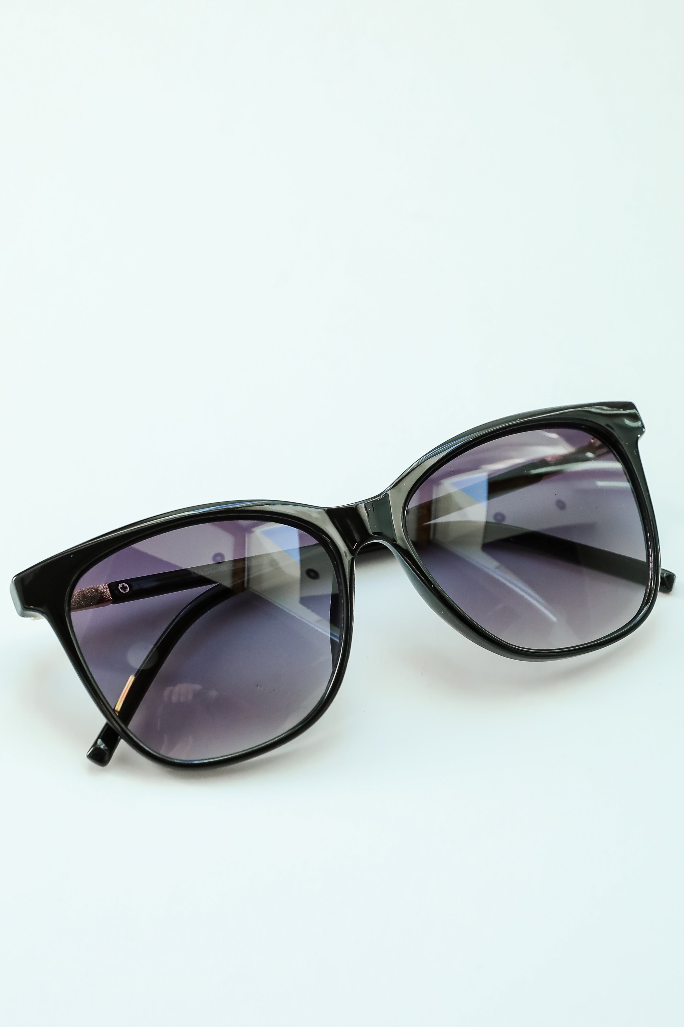 Trendsetting Take Black Square Sunglasses