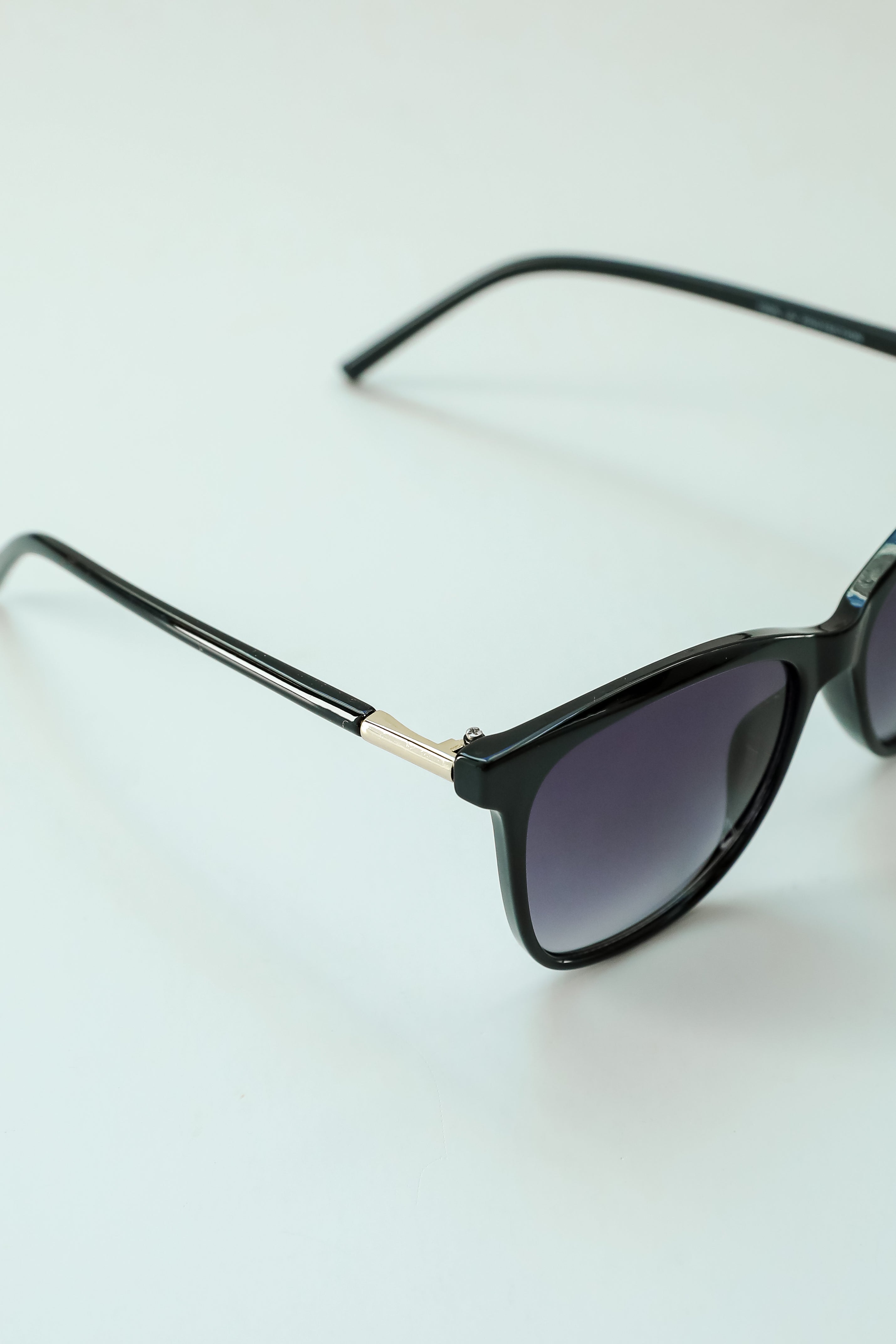 Trendsetting Take Black Square Sunglasses